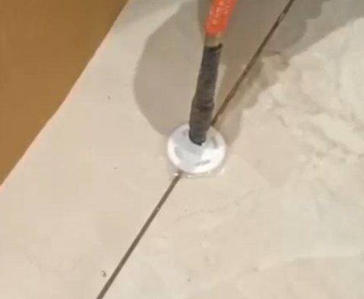商丘瓷砖空鼓维修公司专业解答瓷砖在铺贴过程中，如果没有涂抹均匀到位的粘结材料（如水泥砂浆或瓷砖胶），可能会导致以下问题