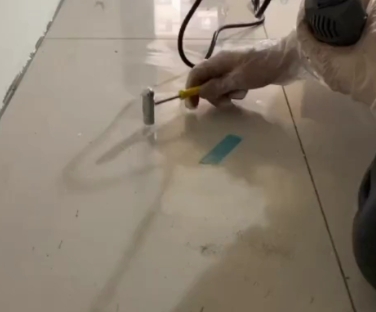 商丘瓷砖开裂维修公司专业分享瓷砖在铺贴前如果没有沥干水分，将会导致以下问题